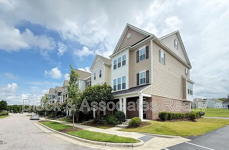 537 Austin View Blvd — Photo 1