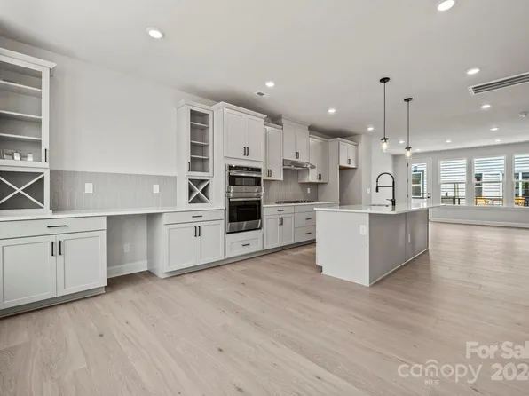 711 Hoke Ln, Davidson, NC 28036