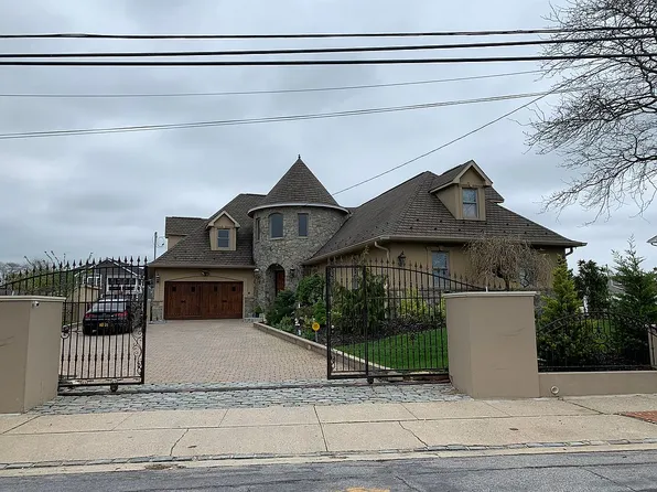 40 Brightwater Pl, Massapequa, NY 11758