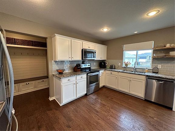 3rd image of 702 SW Eagle Dr