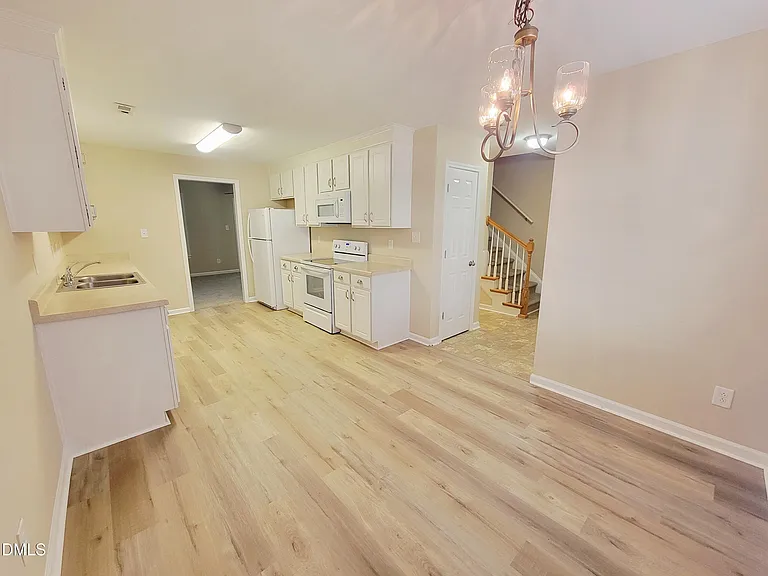 411 Whitehall Ct — Photo 7
