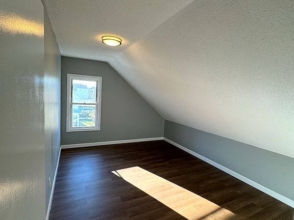 4th image of 198 Bonney St #3