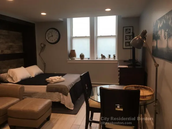 4 Greenway Ct APT 8, Brookline, MA 02446