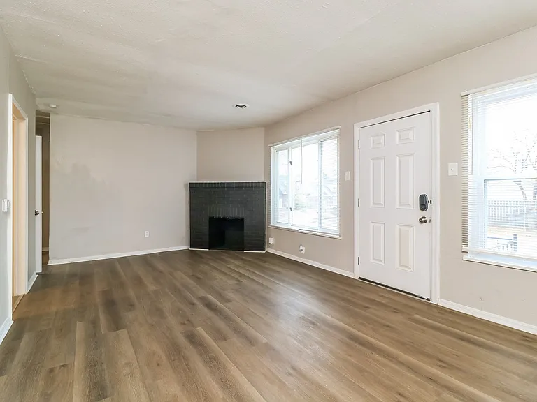 1049778_019_living_room_13388197.jpg
