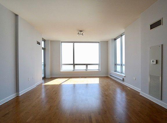 4th image of 1901 S Calumet Ave Unit 2906