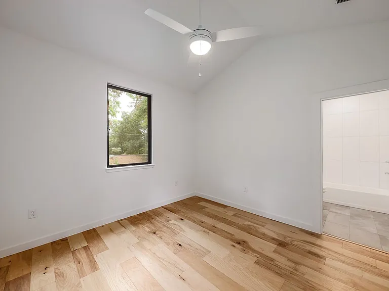 2104 Columbia Cv #B — Photo 12