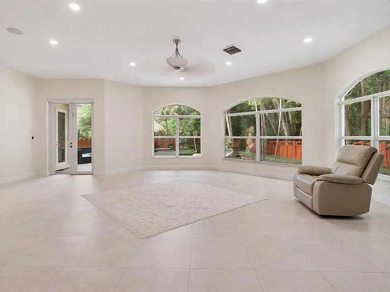 6301 SW 58th Ct — Photo 15