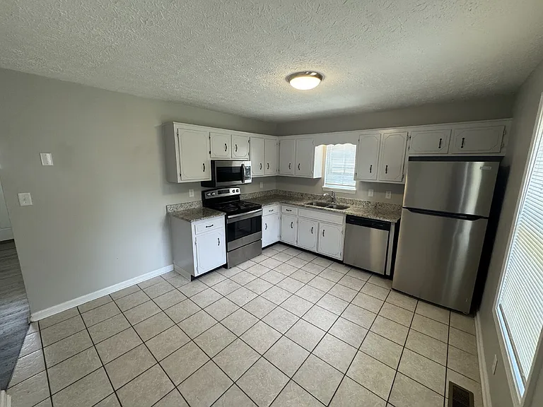101 Meadow Ln — Photo 5