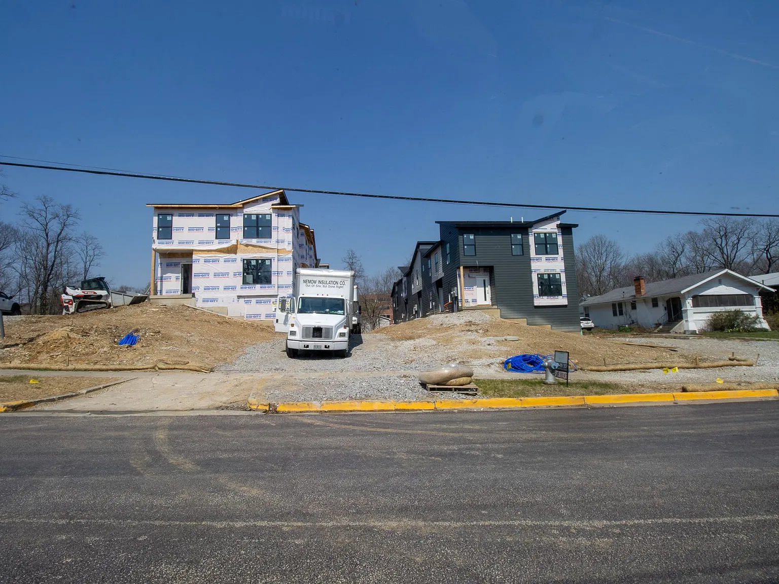 Luxury Townhomes on East Campus! — Photo 4