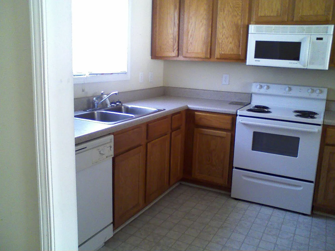 3 bed, 2.5 bath, 1200 sqft, $1,700 — Photo 2