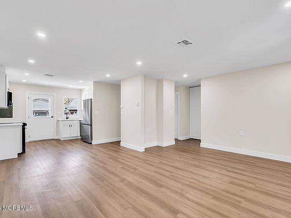 4th image of 50B Cambridge Court #100b