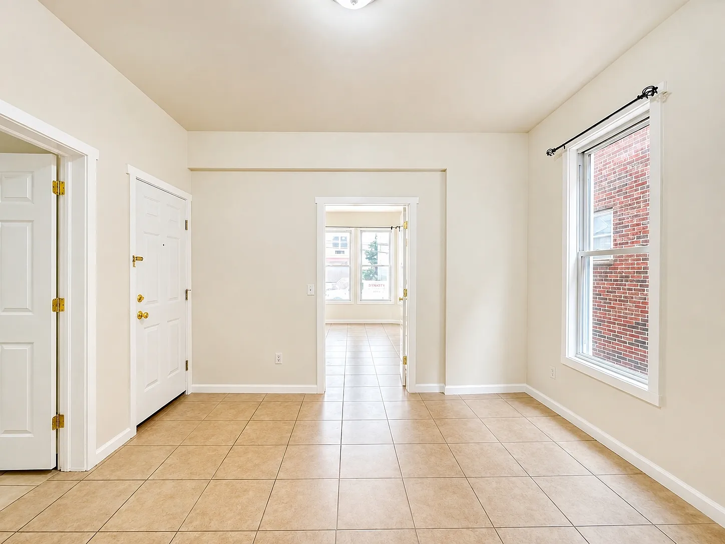 3 bed, 1000 sqft, $2,700 — Photo 4