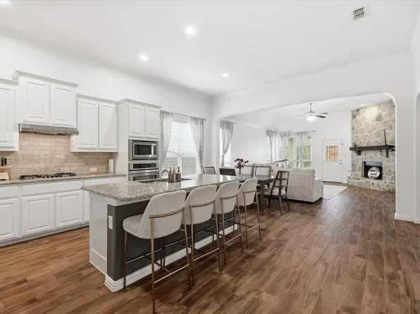 215 Equestrian Rd, Hickory Creek, TX 75065