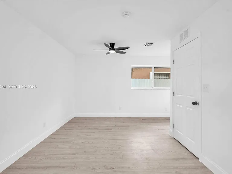 2572 NW 20th St — Photo 16