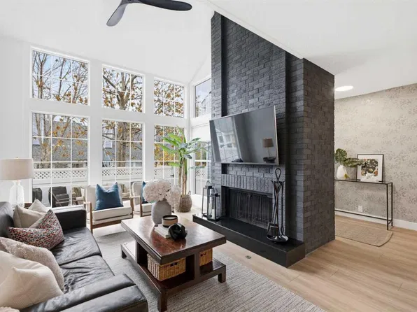28 E Berwick Cres NW #52, Calgary, AB T3K 1Y7