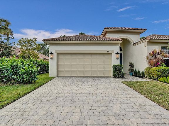 3rd image of 6935 SE Twin Oaks Circle