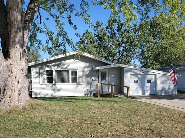 306 Murphy Ln, Yankton, SD 57078