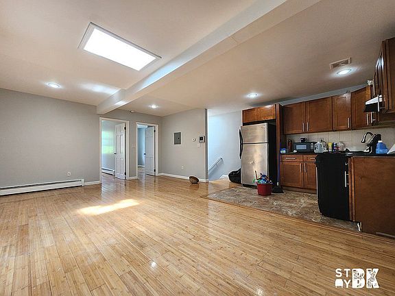 3rd image of 562 Quincy St Floor 3
