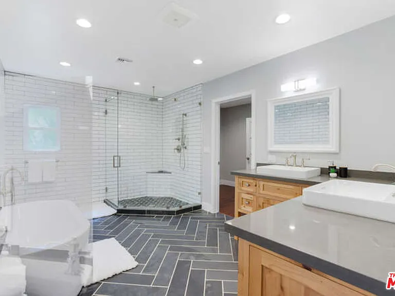 5907 Jumilla Ave — Photo 8