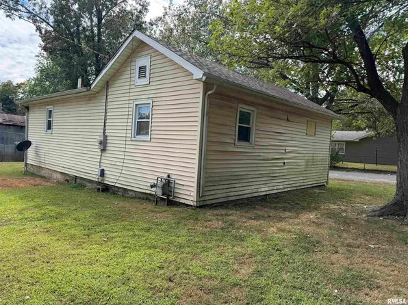 702 Carbon St, Benton, IL 62812