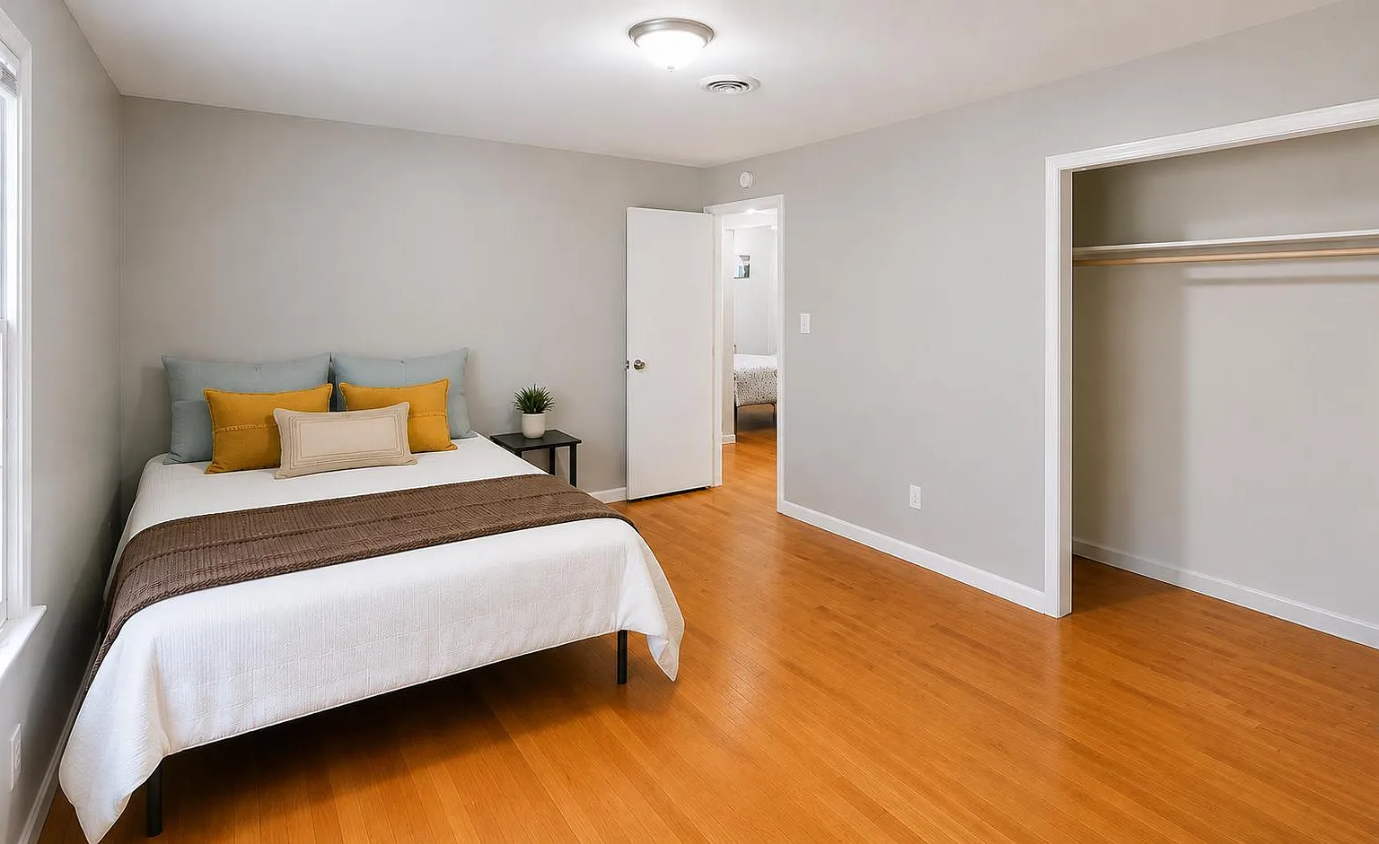 4 bed, 3.5 bath, 2568 sqft, $706 — Photo 1