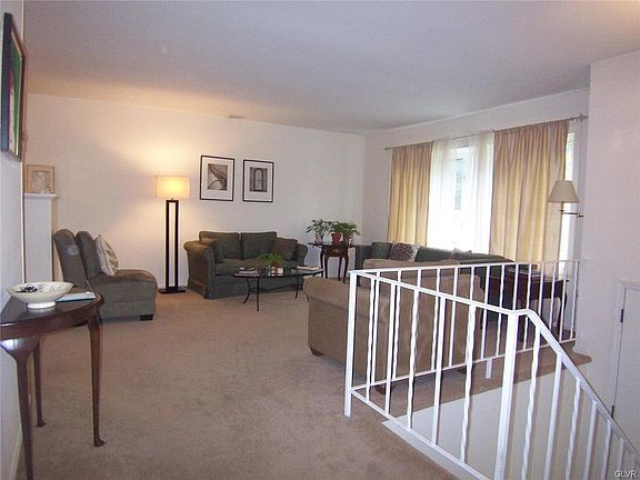 3rd image of 394 Yorkshire Dr