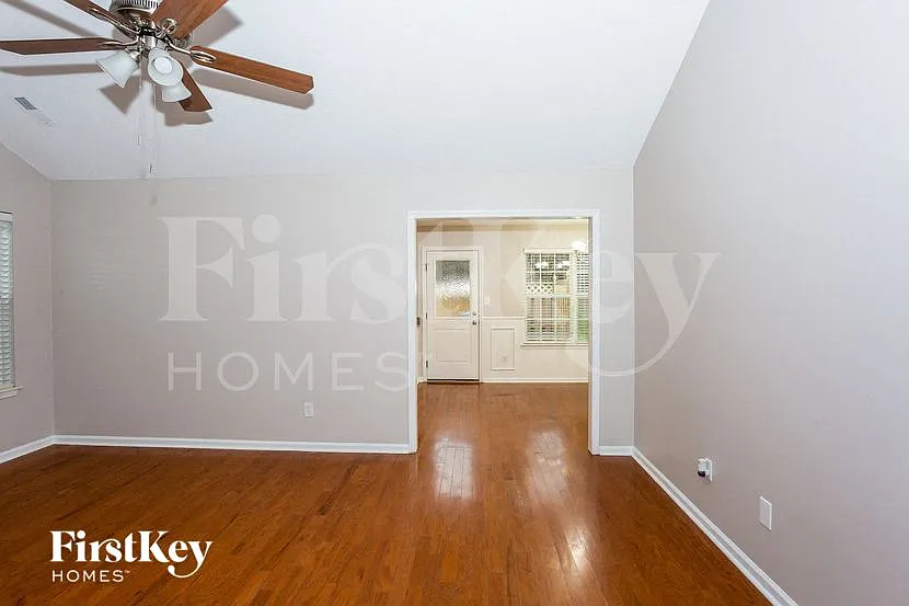 3 bed, 2.0 bath, 1438 sqft, $2,165 — Photo 4