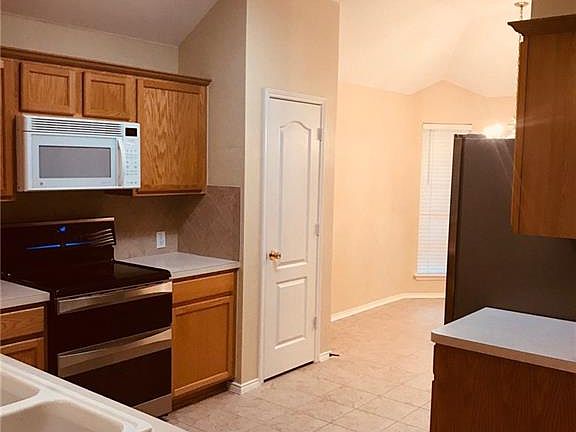 4th image of 1715 River Oaks Dr