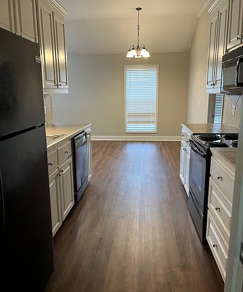 Kitchen & dining area