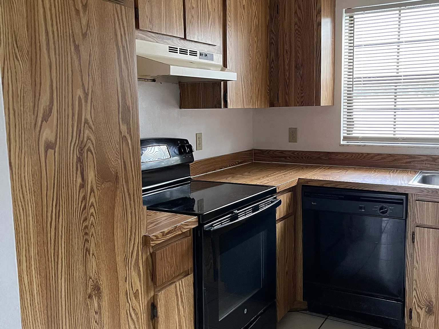 2 bed, 1.5 bath, 1048 sqft, $1,600 — Photo 4
