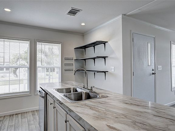 5th image of 857 Laurel Cir