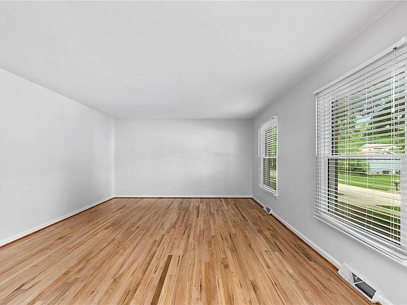 4th image of 964 Fernway Ln