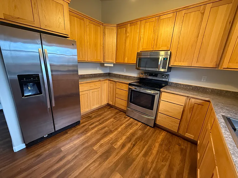 1079 Hilltop Dr — Photo 5