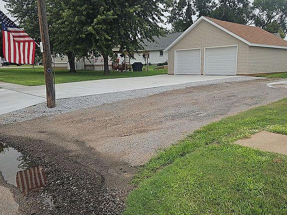 5th image of 320 Commercial Ave