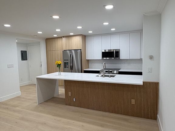 3rd image of 910 W Hallam St APT 12