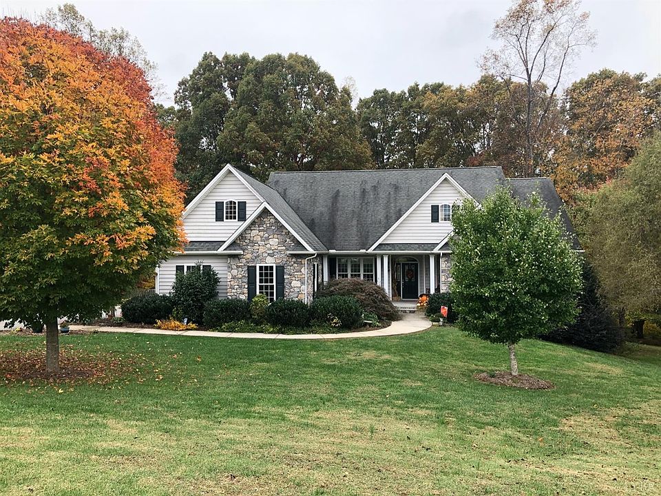 1st image of 217 Fox Briar Ln