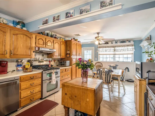 38 Meroke Ln, East Islip, NY 11730