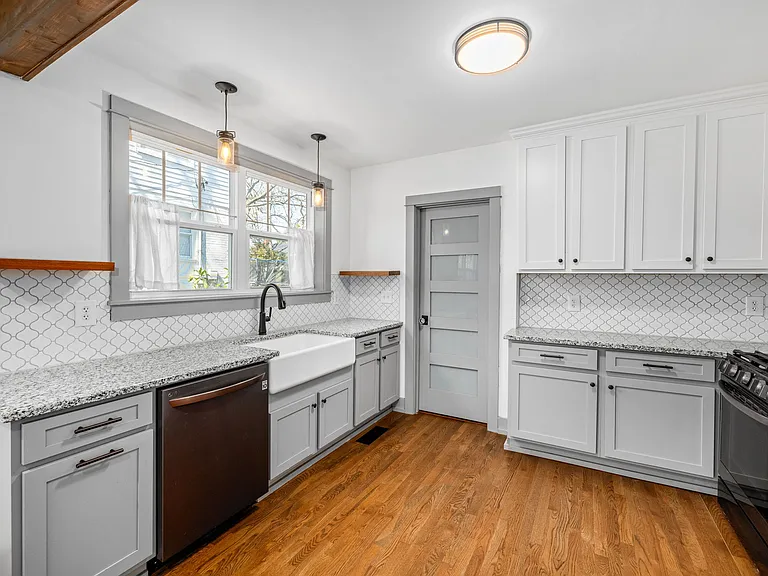 622 Dyer St — Photo 10