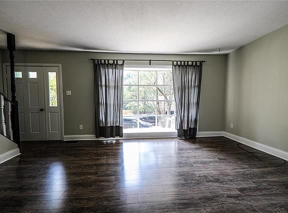 5th image of 30 Hickory Hill Ln