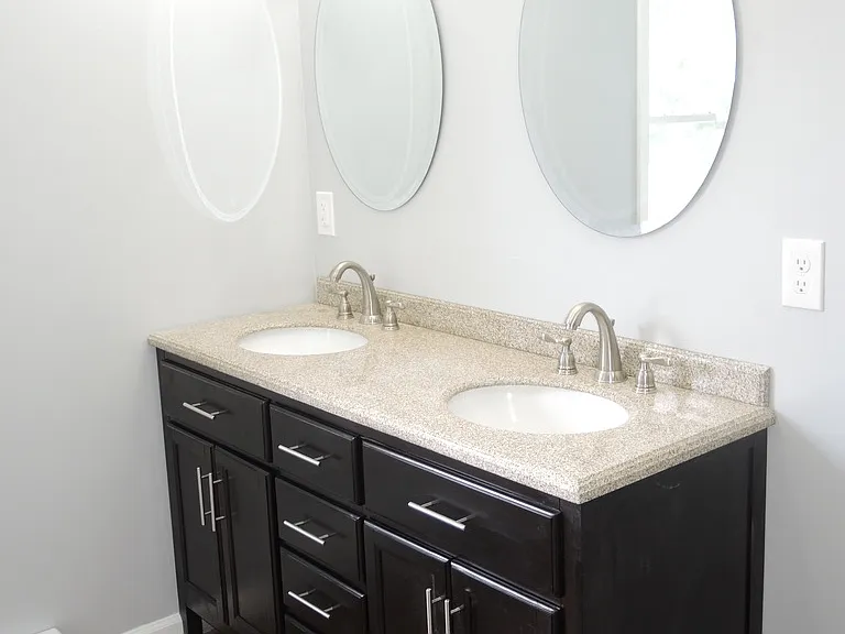 1107 W Lincoln St — Photo 13