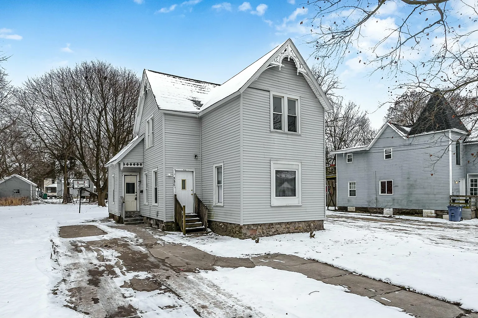 556 Phelps Ave photo 1