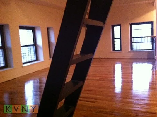 Rented by KVNY Soho | media 16