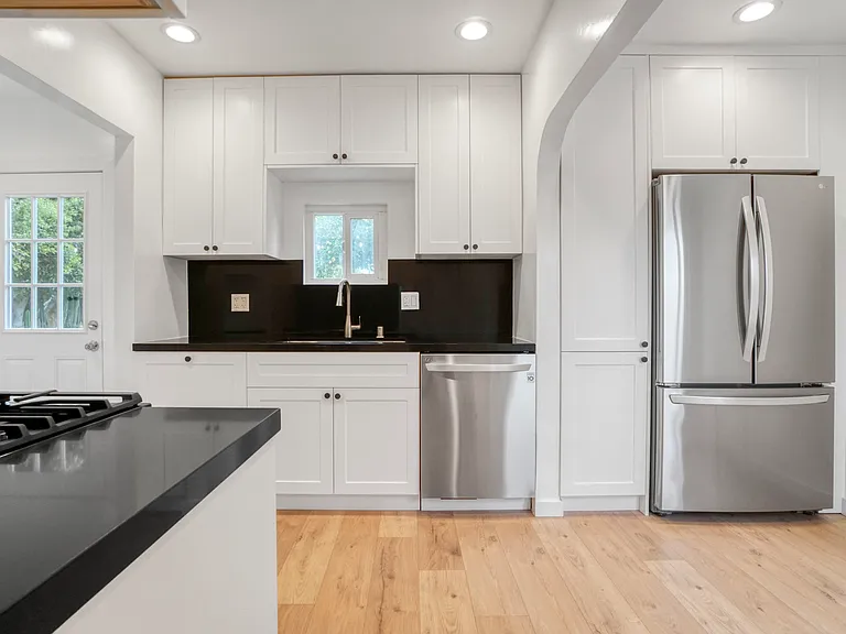 2736 S Sycamore Ave — Photo 2