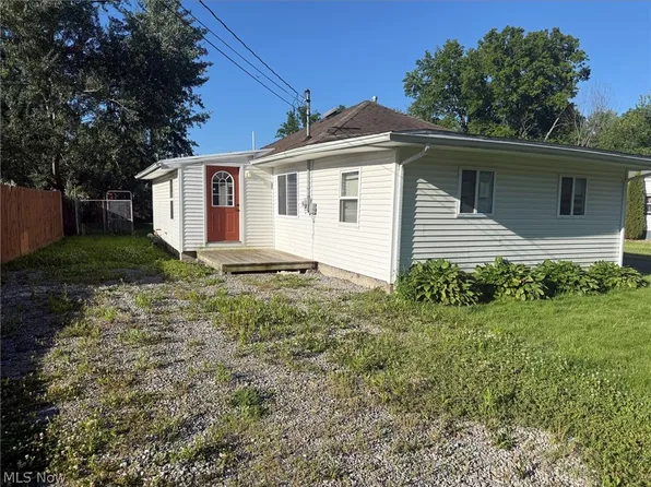 17633 Beach Ln, Lake Milton, OH 44429