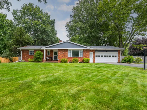 2351 Fountain Ln, Stevensville, MI 49127