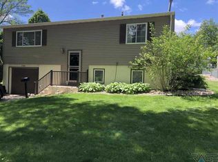 1709 S Shellynn Dr, Sioux Falls, SD 57103