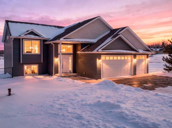 1325 Carriage Hill Dr, Hinckley, MN 55037