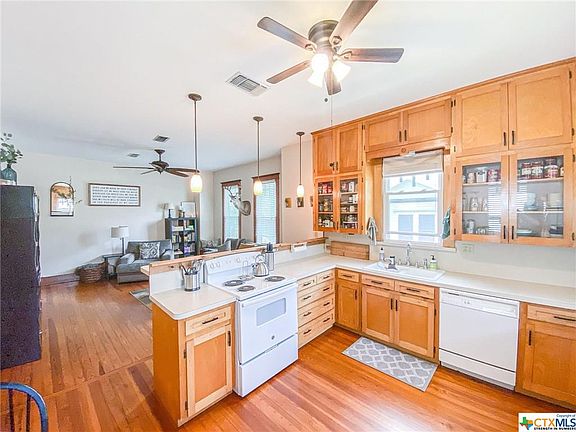 5th image of 110 N Avenue F