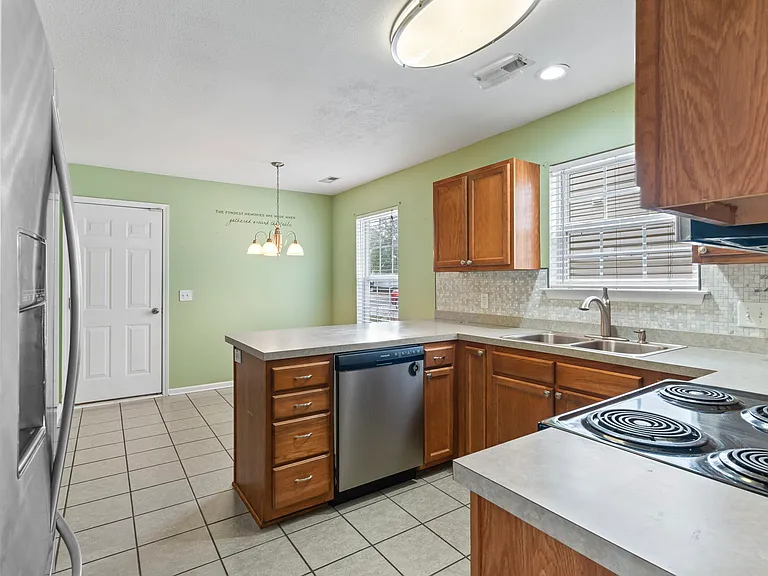 908 Silvercrest Dr — Photo 16