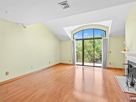 5th image of 8 Wadsworth Ct